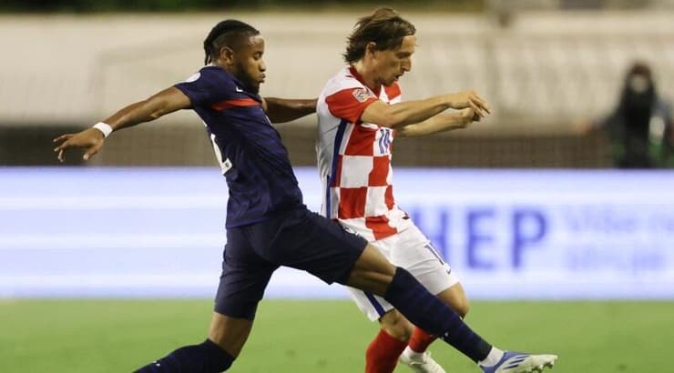 כריסטופר אנקונקו ולוקה מודריץ' במאבק