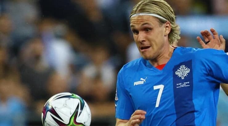 סיגורדסון מנסה להשיג את הכדור