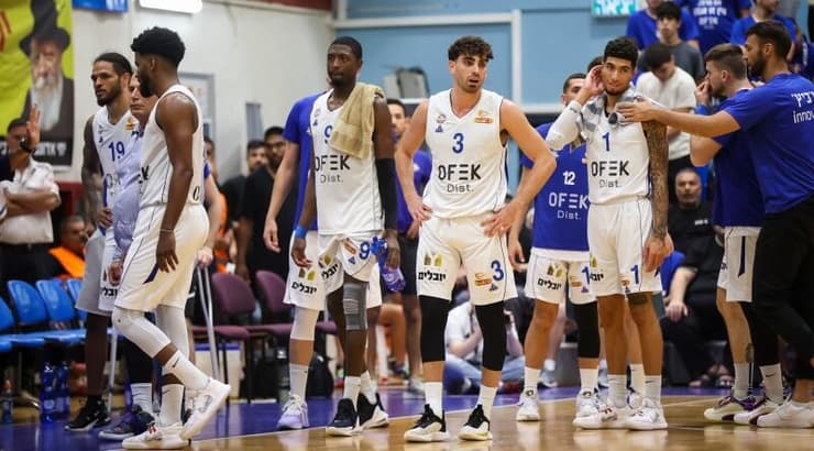 שחקני בני הרצליה מאוכזבים (איציק בלניצקי) שחקני בני הרצליה מאוכזבים