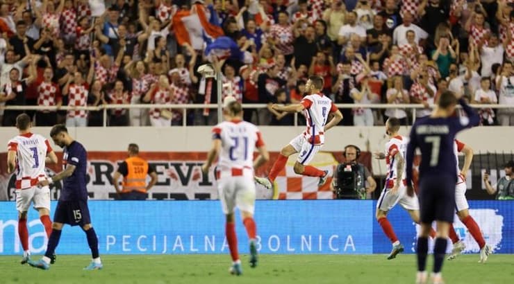 שחקני קרואטיה חוגגים לצד שחקני צרפת המאוכזבים