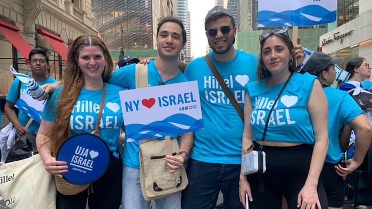 שליחי קמפוסים במצעד ישראל בניו-יורק. מאי 2022. (צילום: בר נסיה וינשטוק) שליחי קמפוסים במצעד ישראל בניו-יורק. מאי 2022.