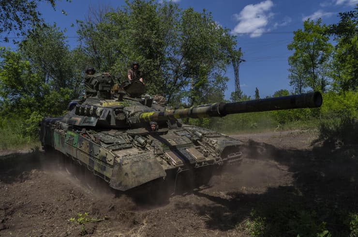 טנק אוקראיני ליד קו החזית ב דונייצק בחבל דונבאס מלחמה אוקראינה רוסיה