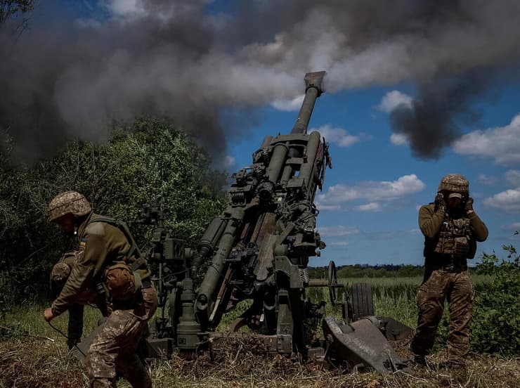 יורי של תותח ארטילרי ארטילריה הוביצר M777 סמוך לקו החזית ב דונייצק חבל דונבאס מלחמה אוקראינה רוסיה