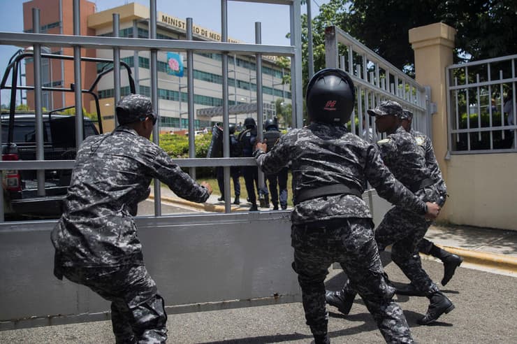 הרפובליקה הדומיניקנית שוטרים סוגרים את שער המשרד לאיכות הסביבה בעקבות ירי השר אורלנדו חורחה מרה נרצח