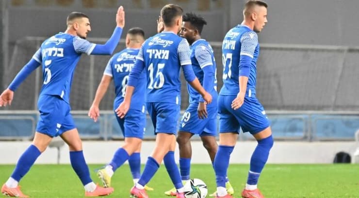 שחקני מכבי פ"ת חוגגים את השער המצמק (ראובן שוורץ) שחקני מכבי פ"ת חוגגים את השער המצמק