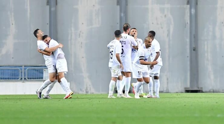 שחקני הפועל נוף הגליל חוגגים (חגי מיכאלי) שחקני הפועל נוף הגליל חוגגים