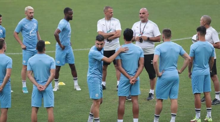 אלון חזן ושחקני הנבחרת