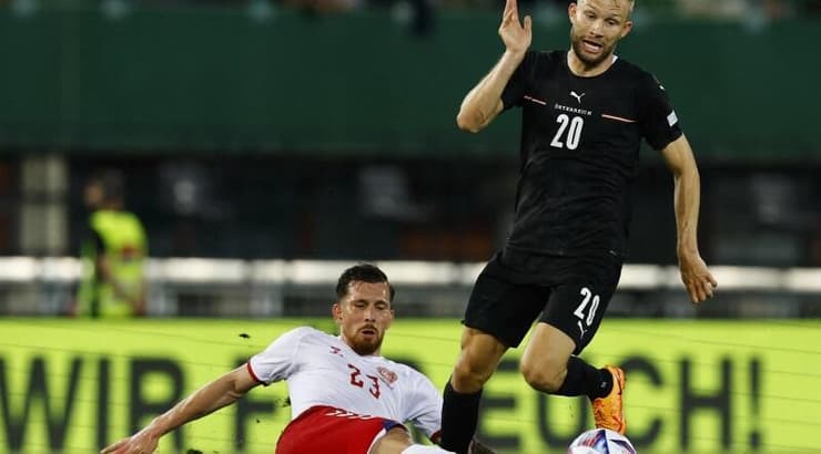 פייר הויביירג מתקל את קונרד ליימר