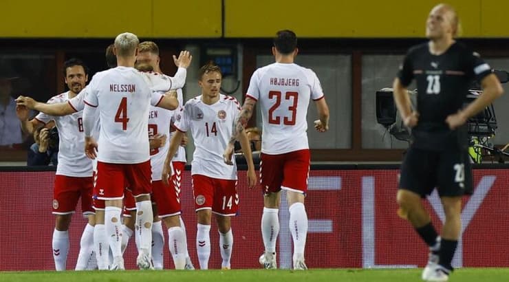 שחקני דנמרק חוגגים