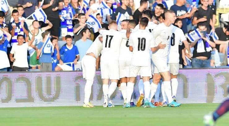 שחקני נבחרת ישראל הצעירה חוגגים