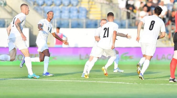 שחקני נבחרת ישראל הצעירה חוגגים