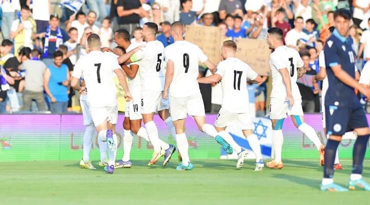 שחקני נבחרת ישראל הצעירה חוגגים