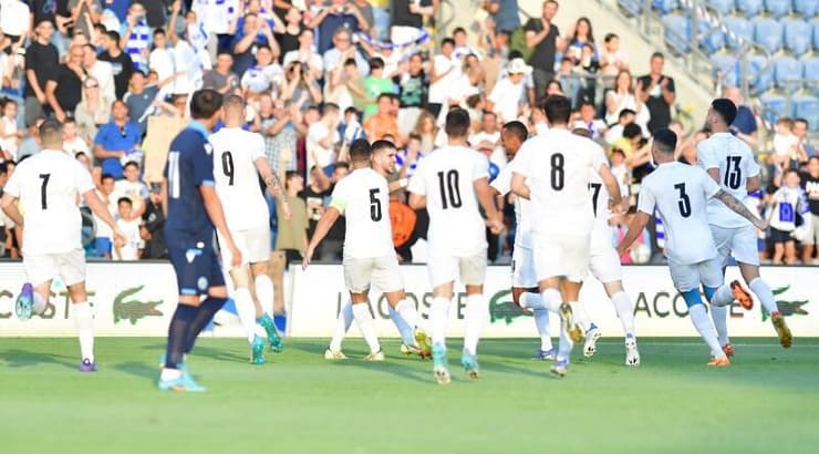 שחקני נבחרת ישראל הצעירה חוגגים