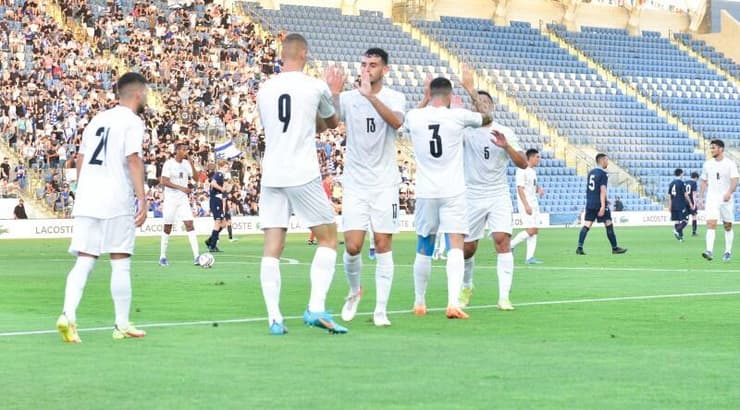 שחקני נבחרת ישראל הצעירה חוגגים עם סוף פודגוראנו