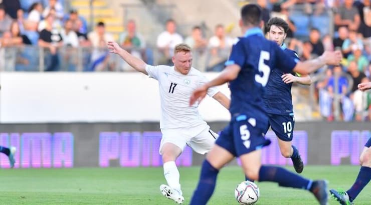 עידו שחר בועט