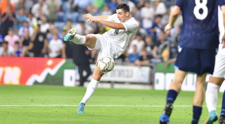 אוסקר גלוך בועט