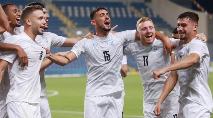 שחקני נבחרת ישראל הצעירה חוגגים