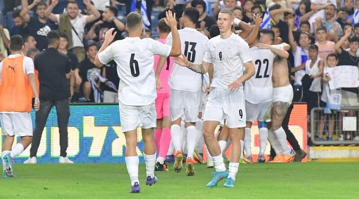 שחקני נבחרת ישראל הצעירה חוגגים