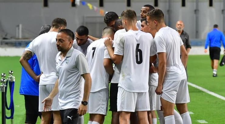 שחקני נבחרת ישראל הצעירה צופים בסיום המשחק של פולין