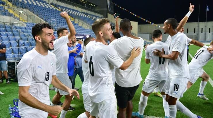 שחקני נבחרת ישראל הצעירה חוגגים