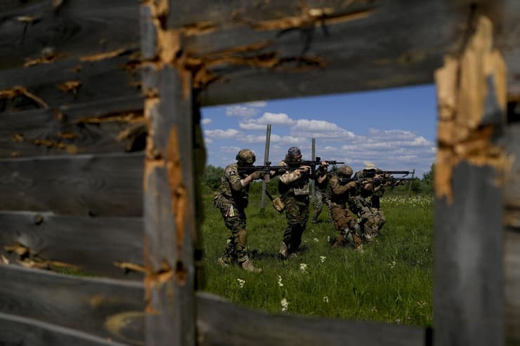אזרחים ב אוקראינה שחברים ב מיליציה מתאמנים על נשק באזור קייב מלחמה רוסיה 