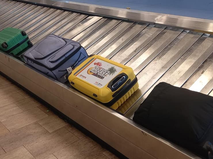המזוודות הצבעוניות על מסועי אולפ הנוחתים בנתב"ג