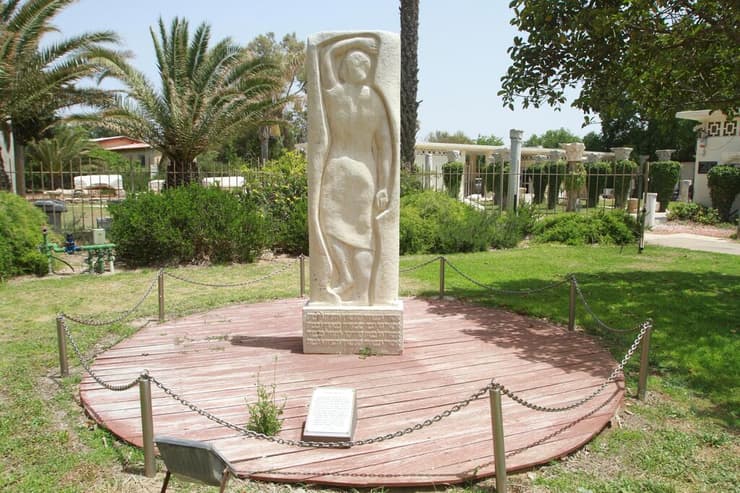 פסלה של חנה סנש בקיבוץ שדות ים