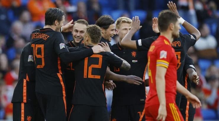 שחקני נבחרת הולנד חוגגים (רויטרס) שחקני נבחרת הולנד חוגגים