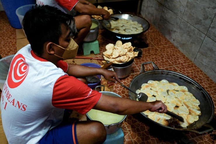 מבשלים ב אינדונזיה אחת ה נפגעות מ משבר ה מזון אוקראינה רוסיה