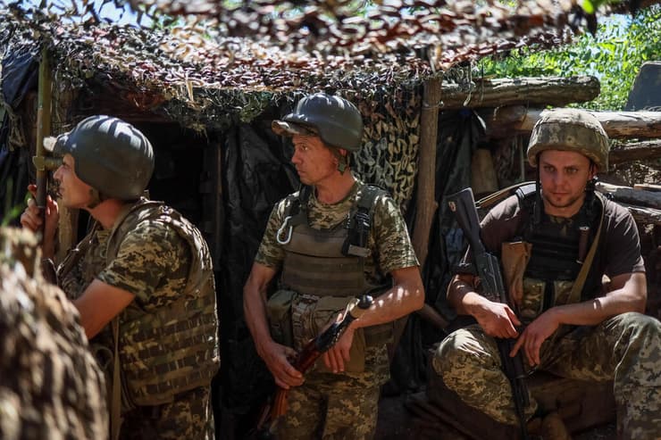לוחמים אוקראינים צבא אוקראינה בקו החזית ב דונייצק חבל דונבאס ליד עיירה בשם ניו יורק