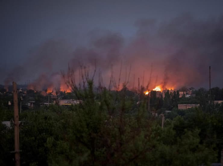 בתים עולים באש בעיירה מרינקה במחוש דונייצק חבל דונבאס מלחמה אוקראינה רוסיה