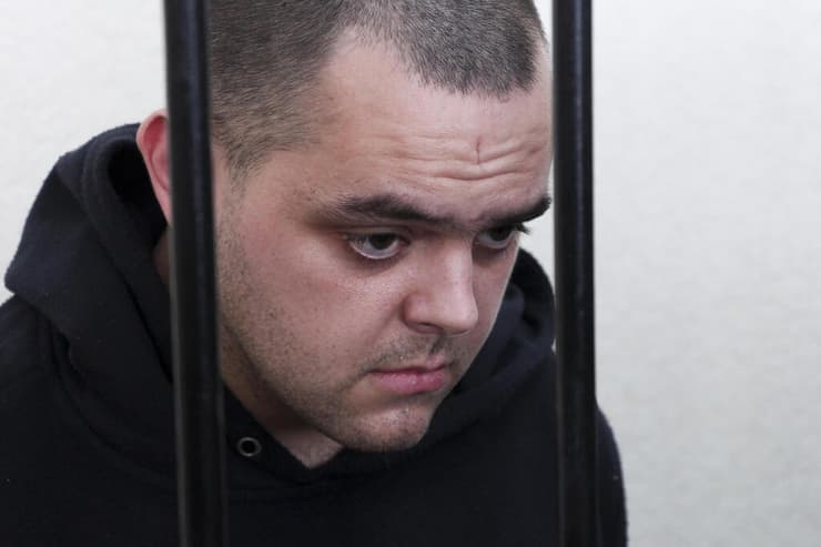 איידן אסלין שבוי מלחמה בריטי שלחם בצבא אוקראינה ונגזר עליו עונש מוות ב בית משפט של מורדים פרו-רוסים ב דונייצק ב דונבאס מלחמה