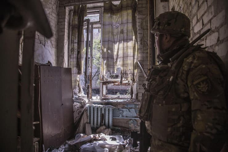 לוחמים אוקראינים במהלך הקרבות ב סברודונצק במחוז לוהנסק שב דונבאס מלחמה אוקראינה רוסיה