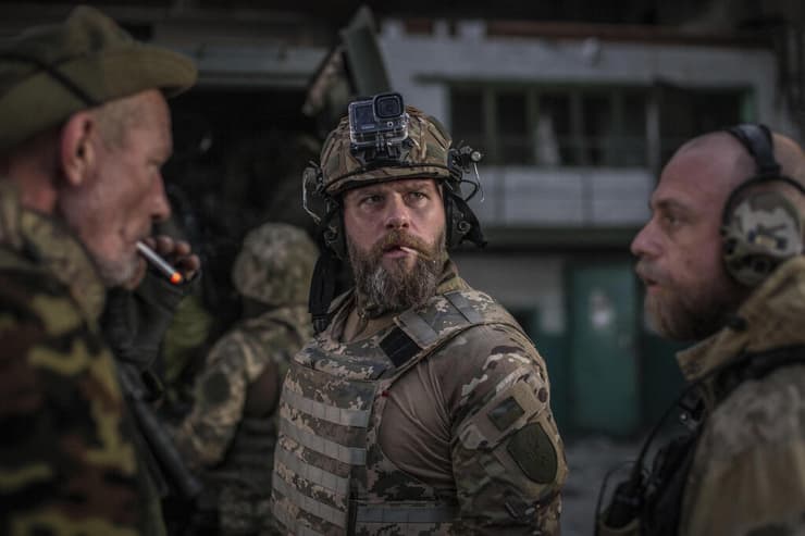 לוחמים אוקראינים במהלך הקרבות ב סברודונצק במחוז לוהנסק שב דונבאס מלחמה אוקראינה רוסיה