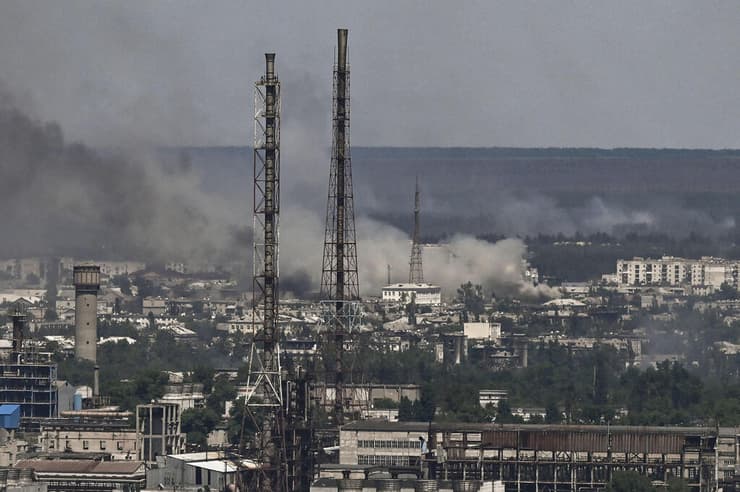 עשן מיתמר בעקבות הקרבות וההפגזות ב סברודונצק  מלחמה אוקראינה רוסיה