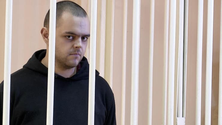 איידן אסלין שבוי מלחמה בריטי שלחם בצבא אוקראינה ונגזר עליו עונש מוות ב בית משפט של מורדים פרו-רוסים ב דונייצק ב דונבאס מלחמה