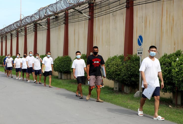 אסירים שהורשעו בעבירות קנאביס מריחואנה משתחררים  מ כלא ב בנגקוק תאילנד אחרי שהממשלה יישמה לגליזציה חלקית של הצמח