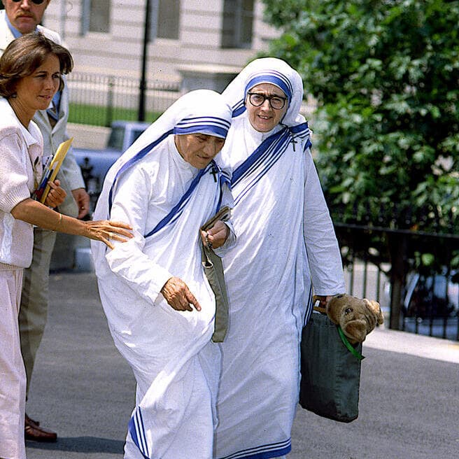 אמא תרזה בביקור בבית הלבן בשנת 1986