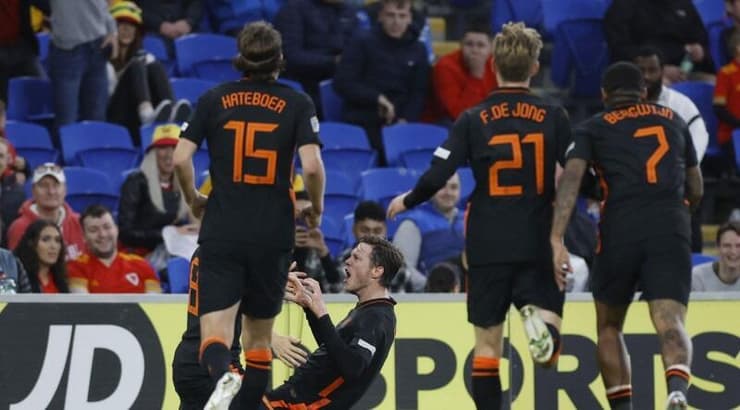 שחקני נבחרת הולנד חוגגים (רויטרס) שחקני נבחרת הולנד חוגגים