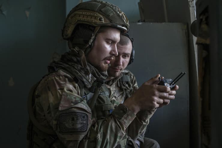 לוחמים אוקראינים צופים ברחפן שהם מפעילים במהלך הקרבות ב סברודונצק מלחמה אוקראינה רוסיה