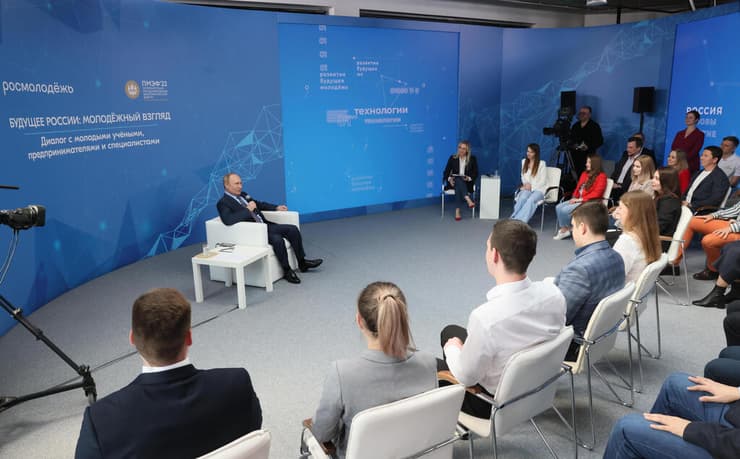 נשיא רוסיה ולדימיר פוטין במפגש עם יזמים צעירים ב סנט פטרסבורג