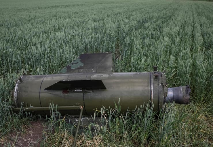 אוקראינה שרידי טיל רוסי ב שדה ב דונייצק משבר מזון