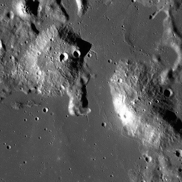 תעלומה ירחית שעשויה לסייע בבחירת אתרי נחיתה. גבעות גרויטהויזן בצילום מהחללית LRO