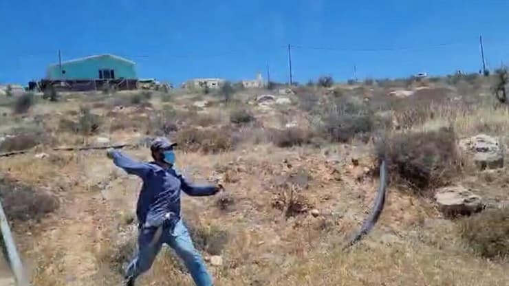 מתנחלים ידוי אבנים לעבר רכב של פעילי שמאל בדרום הר חברון