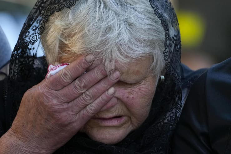 אמו של קצין אוקראיני שנהרג במהלך הלוויה שלו ב ז'יטומיר אוקראינה מלחמה אוקראינה רוסיה