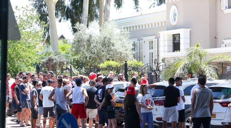 אוהדים מול הבית של שרון ניסנוב (שחר גרוס) אוהדים מול הבית של שרון ניסנוב