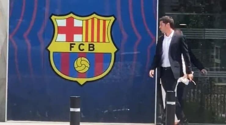 ס'רגי רוברטו יוצא ממשרדי המועדון אחרי החתימה (צילום מסך) ס'רגי רוברטו יוצא ממשרדי המועדון אחרי החתימה