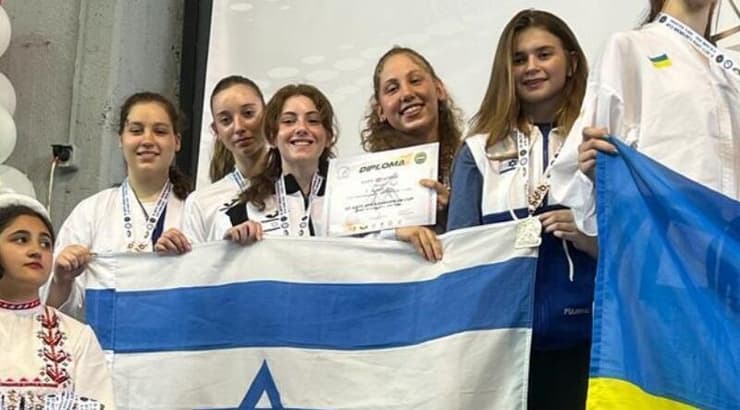 הספורטאיות עם הדגל