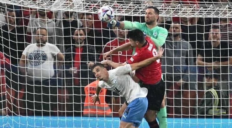 אופיר מרציאנו ודורון ליידנר מרחיקים את הסכנה (ראובן שוורץ) אופיר מרציאנו ודורון ליידנר מרחיקים את הסכנה