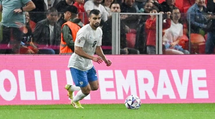 מחמוד ג'אבר עם הכדור